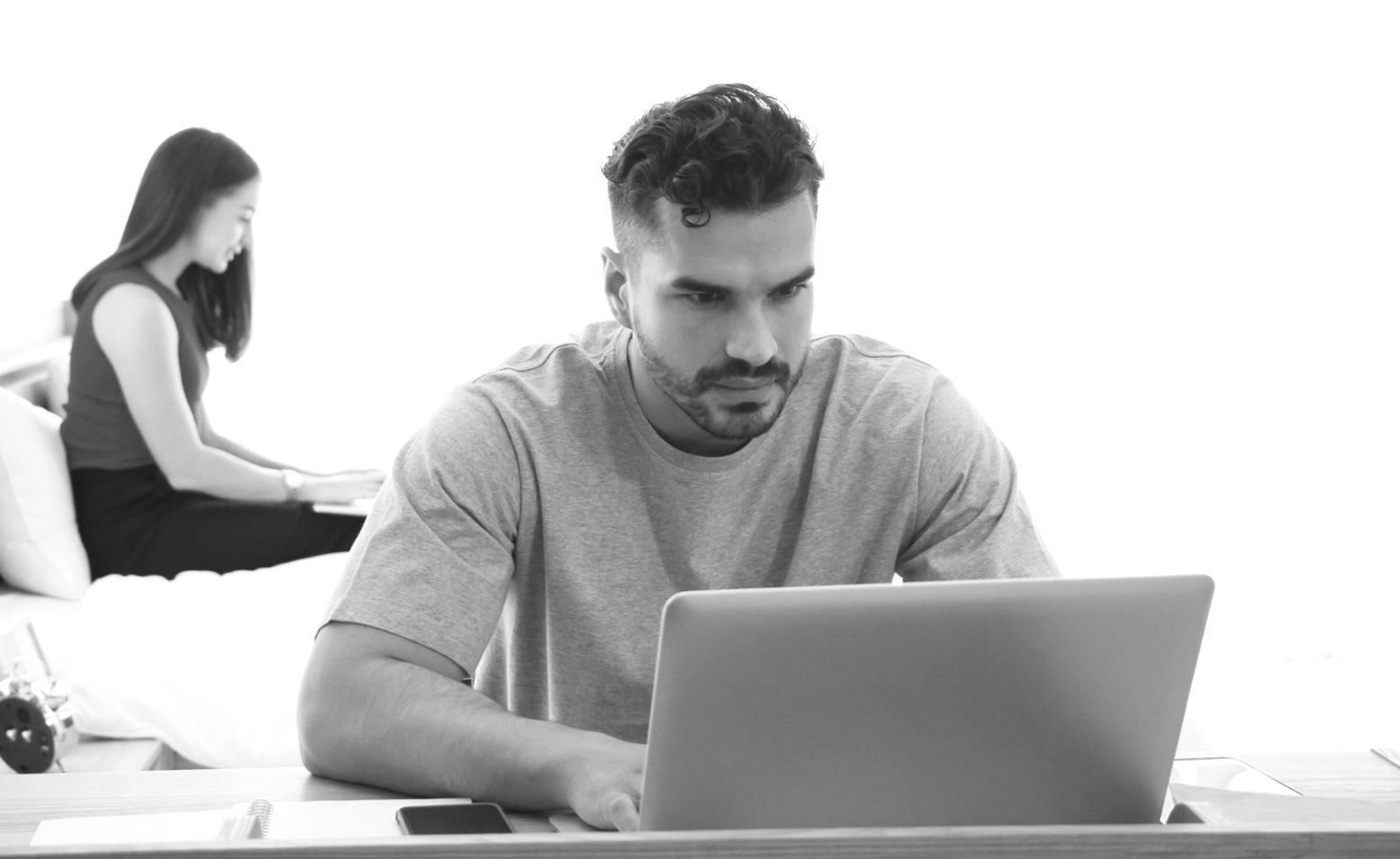 Teilnehmerin bei der Arbeit mit der Lernplattform